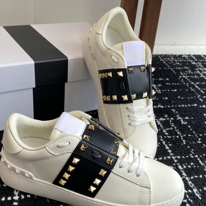 Zapatillas Deportivas de Piel para Mujer con Tachuelas Negras y Tira Decorativa, de Caña Baja y con Cordones, Estilo Casual - Product Image 1