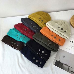 ผู้ผลิต OEM ขายส่ง หมวกไหมพรมอะคริลิคปักโลโก้ตามสั่ง หมวกทรงฟิชเชอร์แมนแบบดิสเทรส หมวกบีนนี่แบบสกัลลี่ประดับหมุด - Product Image 2