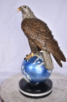 Sculpture d'aigle en bronze faite à la main avec base de globe pour décoration de bureau cadeau d'affaires symbolisant le leadership de la vision mondiale