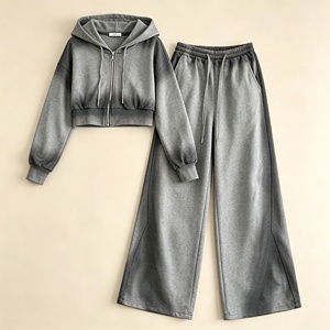 Conjunto Deportivo de 2 Piezas para Niñas, Personalizado OEM, en Poliéster y Algodón, Estilo Casual para el Día a Día, para la Escuela y el Juego - Product Image 4