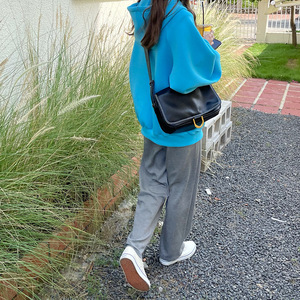 กระเป๋าสะพายข้างผู้หญิง สีน้ำตาล ความจุขนาดใหญ่ สไตล์คลาสสิก กระเป๋าสะพายข้างแบบพกพา ใช้ได้ทุกวัน - Product Image 3