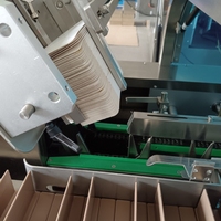 Machine de conditionnement automatique de boîte entraînée par moteur de papier en plastique pour le cartonnage de nourriture de barre de protéine de chocolat de gaufrette