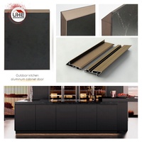 Porte d'armoire en pierre frittée à cadre en aluminium, porte d'îlot de cuisine extérieure, panneau sans poignée à bord incliné