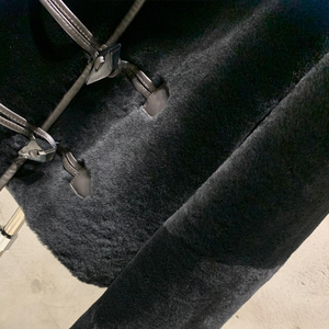 Veste Courte <span class=keywords><strong>Femme</strong></span> Noire en Peau de Mouton avec Boucle, <span class=keywords><strong>Capuche</strong></span> et Bordure en Cuir, Manteau d'Hiver - Product Image 5