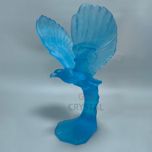 Sculpture d'aigle doré en cristal, logo personnalisé et emballage cadeau disponibles - Product Image 1