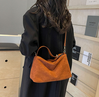 Tas Selempang Wanita Kulit PU Suede Anti Air dengan Logo Custom, Rantai, dan Desain Fashion untuk Musim Dingin