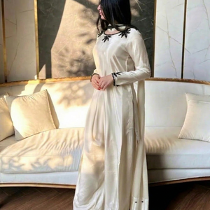 Elegante Kurta de Seda Crema para Mujer con Bordado Negro, Estilo Indio-Pakistaní, Corte Holgado, Largo hasta el Suelo, para Fiestas - Product Image 1