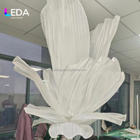 Fondo de Boda LEDA Moderno con Flores Gigantes Blancas, Decoración de Organza con Tamaño Personalizable y Entrega Rápida para Eventos
