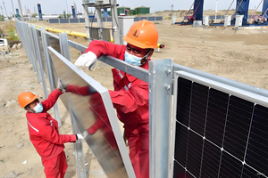 カスタマイズ可能な多サイズ農場用太陽光発電システム 防水両面ソーラーパネル プライバシー保護ソーラーフェンス - Product Image 4