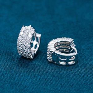 ต่างหูห่วงทองเหลืองรูปตัวโอสำหรับผู้หญิง ประดับเพชรสามแถว ชุบโรเดียม สไตล์วินเทจ เหมาะสำหรับใส่ในงานแต่งงาน - Product Image 4