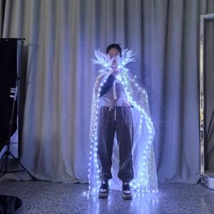 Cape à plumes argentées lumineuses à LED Bar KTV Bartender Outfit Stage Performance Costume Runway Model Show Cloak - Product Image 4