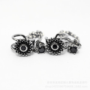 Yunnique Boucles d'oreilles tendance en acier inoxydable, forme fleur, manchette à clip avec chaîne et serti clos, pour femmes et hommes, style japonais et coréen - Product Image 5