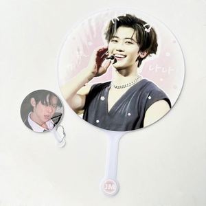 Nouveau mini éventail Kpop personnalisé, mignon, double face, en PVC, en forme de cœur, avec support - Product Image 3