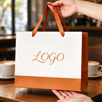 Sac cadeau en papier cartonné blanc de luxe, logo et couleur personnalisés, poignée en ruban, sac de shopping en papier imprimé sur mesure