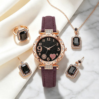 Montre à quartz pour femme avec cadran rond de 33 mm, bracelet en PU, collier carré en strass, bague et boucles d'oreilles – Coffret cadeau