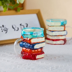 แก้วกาแฟลาเต้ 3 มิติ ลายหนังสือสีสันสดใส แก้วน้ำชา แก้วกาแฟแบบซ้อนได้ ทำจากแก้วโบโรซิลิเกตคุณภาพสูง วาดลายหนังสือด้วยมือ พร้อมหูจับ - Product Image 3