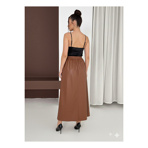 Jupe drapée marron pour femme avec poches latérales, tissu aspect cuir, longueur 95 cm, à porter en toutes saisons - Product Image 4