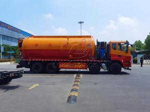 Camión de Succión por Aspiración Dongfeng de 33m³ con 12 Ruedas, Tanque Super Grande y Potente Succión para Limpieza Rápida de Alcantarillado, Pozos de Agua y Tanques de Sedimentos - Product Image 4