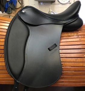 Selle de dressage en cuir faite à la main sur mesure avec panneaux absorbant les chocs et assise profonde, selle de cheval durable pour l'entraînement au dressage - Product Image 1