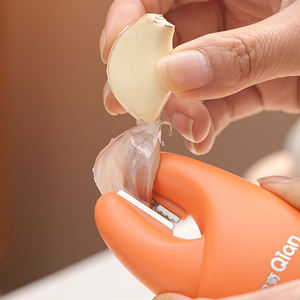 Sbucciatore d'aglio e raschiatore di zenzero 2-in-1 a forma di pinza di granchio con retro magnetico, utensile da cucina ergonomico multifunzione - Product Image 1