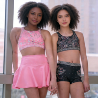 Conjunto de uniforme de porristas personalizado con top halter adornado con pedrería y falda pantalón para práctica de porristas