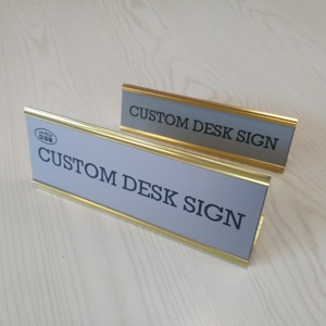 Tùy Chỉnh Khắc Bàn Nhôm Tên Tấm Khắc Tên Hiển Thị Tabletop Tent Dấu Hiệu Với Hạt Gỗ - Product Image 1