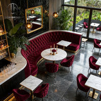 Modernes Luxuriöses Kommerzielles Goldmetallgestell Rotes Samt-Sitzgruppen-Set Weißer Marmortisch-Set für Restaurant Café Club Hotel