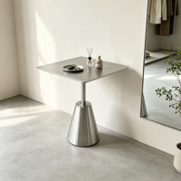 Table d'appoint carrée moderne en acier inoxydable avec base conique polie, design minimaliste pour salon