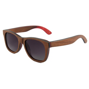 Vendita calda Logo personalizzato moda occhiali da sole polarizzati lusso telaio in legno in rosso <span class=keywords><strong>e</strong></span> blu comode lenti Tac per gli uomini <span class=keywords><strong>e</strong></span> le donne - Product Image 2