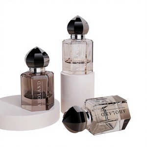 Flacon de parfum de luxe au design nouveau, logo personnalisé et décoration de pompon coloré, flacon de parfum en verre - Product Image 1