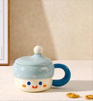 Mug à café adorable avec couvercle et visage expressif