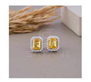 Boucles d'oreilles clous halo en argent sterling avec zircon cubique jaune taille émeraude, bijoux élégants et scintillants pour femmes, style cadeau intemporel - Product Image 1