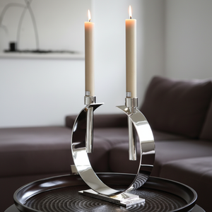 Portavelas de metal decorativo de inspiración antigua, perfecto para el encanto atemporal en espacios de vida formales e informales - Product Image 1