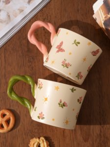 Tazza da Caffè in Ceramica Personalizzabile con Uccelli e Farfalle Dipinti a Mano, Design Floreale, Manico Intrecciato, Stile Foresta, Regalo per Ragazze - Product Image 2