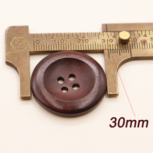 Bán Buôn 30Mm 4-Lỗ Lê Gỗ Nút Nâu Đỏ Cho Áo Blazer May Nguồn Cung Cấp - Product Image 2