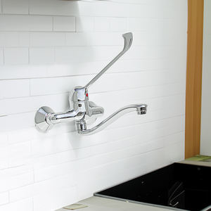 Mezclador de fregadero montado en la pared de una sola palanca cromada con producto de herramienta de torneado de palanca clínica - Product Image 3