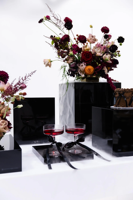 Supports de présentation en cube empilables en acrylique noir, faits main, de format personnalisé, modernes et hauts, avec emballage en carton pour la restauration et les buffets