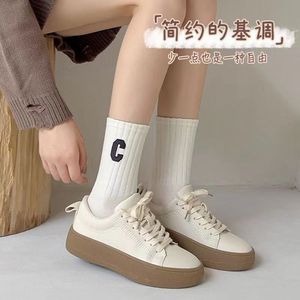 Chaussettes mi-mollet côtelées pour femme avec lettre C, en mélange de coton respirant, idéales pour le sport en automne et en hiver - Product Image 4