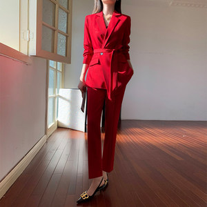ชุดสูทผู้หญิงสีแดงแบบมืออาชีพ กระดุมเดี่ยว ดีไซน์สายรัดใหม่ สไตล์เรียบหรู สำหรับฤดูใบไม้ผลิและฤดูใบไม้ร่วง เหมาะสำหรับงานศิลปะ - Product Image 4