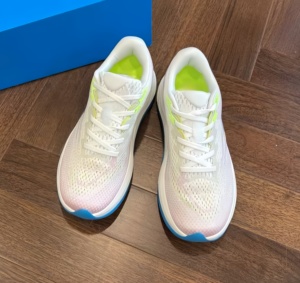 รองเท้าวิ่งผู้หญิง HOKAS รุ่น Powder Soft Evening Gradient ระบายอากาศได้ดี พื้นรองเท้าหนา น้ำหนักเบา เหมาะสำหรับการฝึกซ้อมมาราธอน - Product Image 1