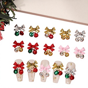 Adornos de uñas con forma de campana navideña, lazo de aleación rojo y verde, colgante 3D de metal, decoraciones para manicura navideña, venta al por mayor. - Product Image 1