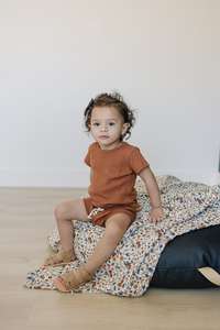 Ensembles côtelés pour tout-petits : T-shirt avec poche et bloomers à cordon pour enfants – Ensemble deux pièces personnalisé (haut et short) – Vêtements pour enfants - Product Image 4