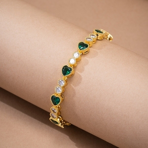 Brazalete de Acero Inoxidable Chapado en Oro de Lujo para Unisex, Moderno y a la Moda, con Zirconia y Dije Colorido en Forma de Corazón - Product Image 3