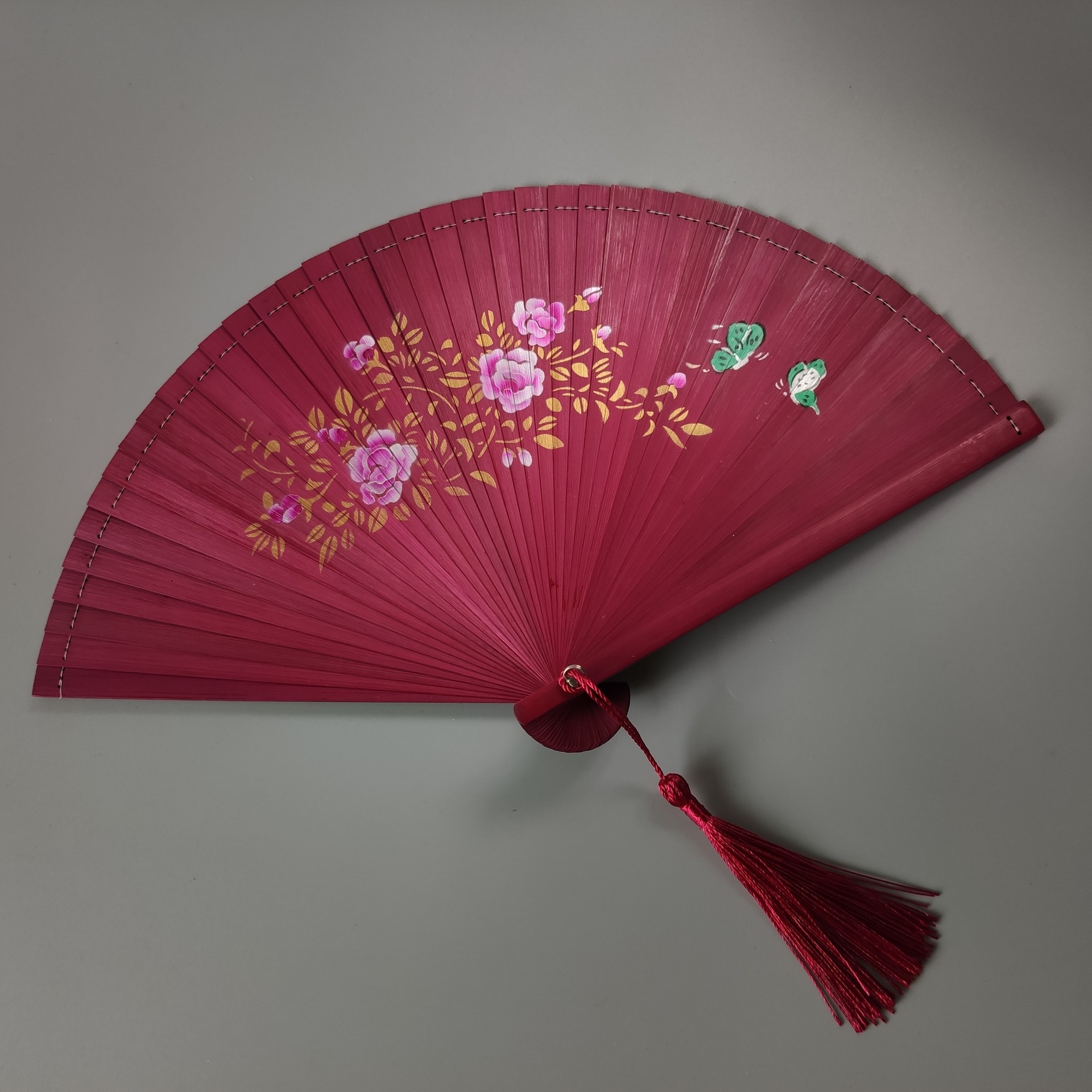 ดอกไม้มากมายและผีเสื้อลอยอยู่ - ก้านสีแดง