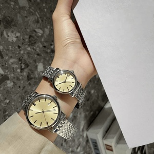 Montre de luxe haut de gamme, mouvement à quartz, verre saphir, bracelet bicolore doré, index des heures en forme de barre, étanche pour usage quotidien - Product Image 5