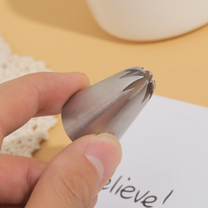 Embout de glaçage <span class=keywords><strong>Sakura</strong></span> de taille moyenne sans couture en acier inoxydable 304 buse de glaçage pour gâteau biscuit pâtisserie bricolage outils de cuisson - Product Image 3