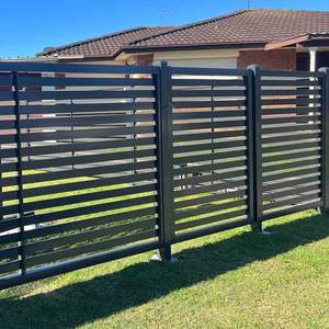 Panneaux de clôture modernes à lattes horizontales, en aluminium et acier, pour jardin, écran de séparation métallique personnalisé avec revêtement en poudre - Product Image 1