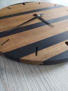 Horloge murale artisanale en résine de qualité supérieure avec cadre en bois et texture lisse, conçue pour rehausser la décoration intérieure - Product Image 3