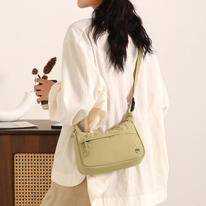 Sac bandoulière minimaliste en nylon résistant à l'eau avec fermeture éclair, pour tenues quotidiennes, sac fourre-tout pour femme, vert fruit, kaki, beige, caramel - Product Image 1