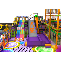 Aire de jeux intérieure commerciale avec toboggan souple, piscine à balles, trampoline, parcours d'obstacles et manège